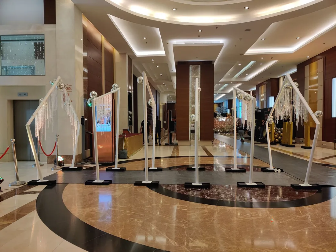 ซุ้มทางเข้างานวัด ประตูทางเข้าธีมงานวัดพร้อมไฟประดับและธงราว