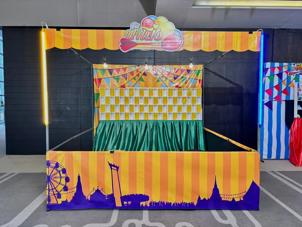 ซุ้มเกมงานวัดโทนสีเหลืองส้ม ปาลูกโป่งและโยนห่วงพร้อมของรางวัล